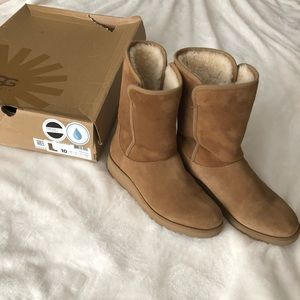 UGG boots Amie Chestnut size 10